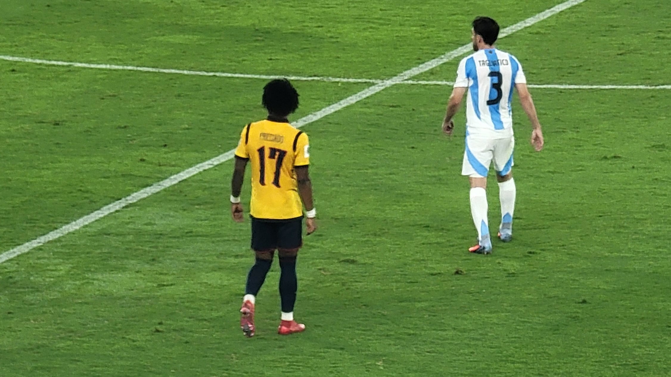 Lo que dijeron los argentinos de la falta a Ángelo Preciado