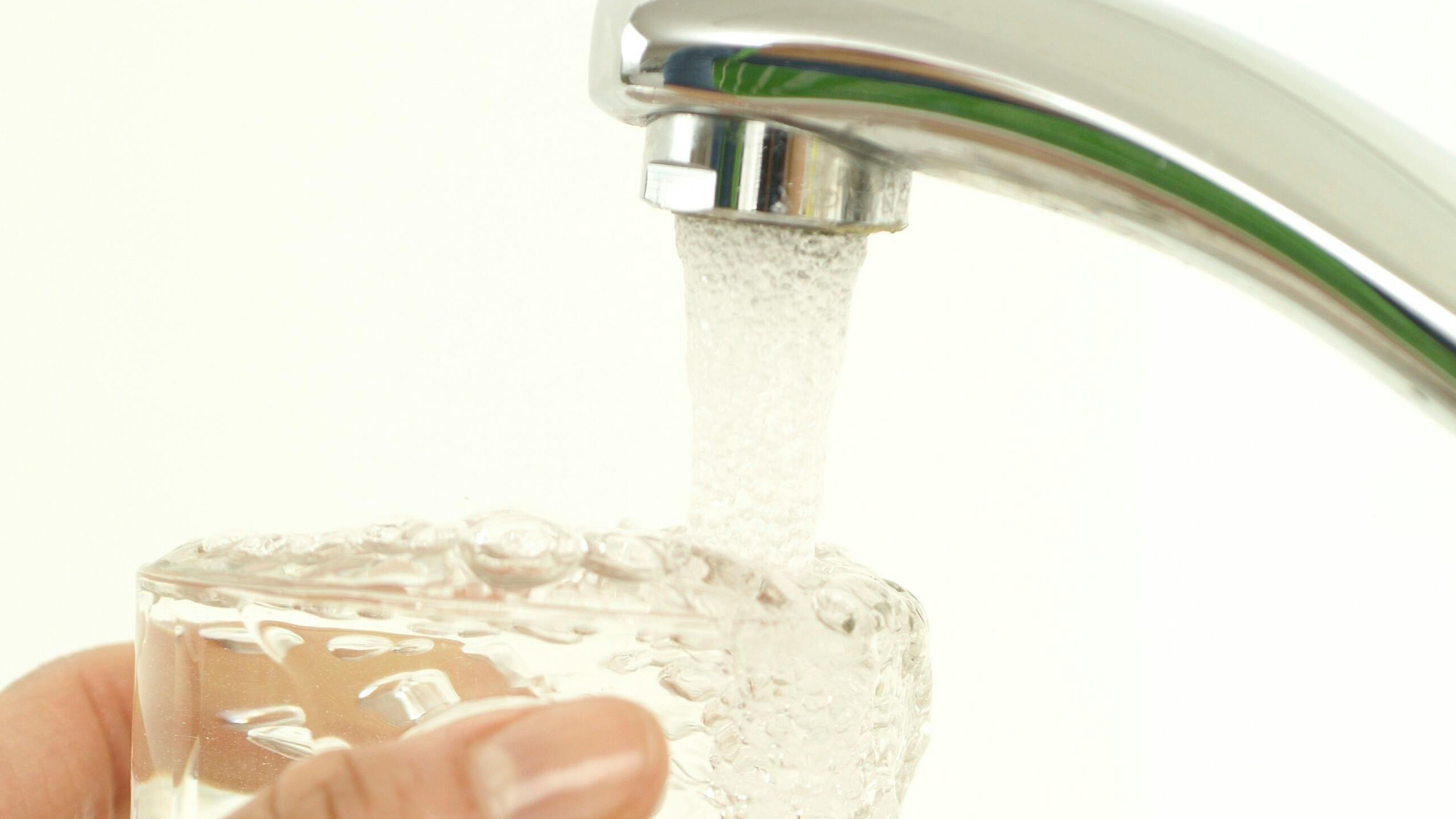 Llave de agua abierta