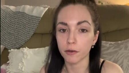 Casi le amputan el dedo por una manicura