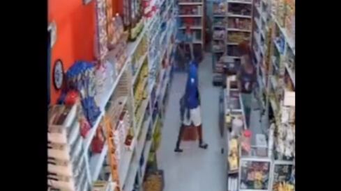 “Dame todo el dinero o te mato, maldita”, grita el victimario en repetidas ocasiones