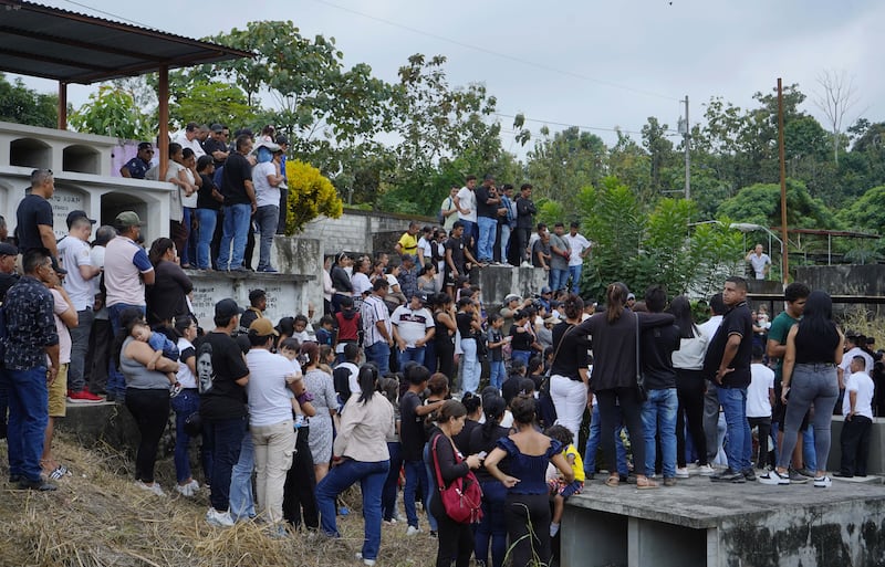 Está tarde, familiares y amigos dieron el último adios a las víctimas de la masacre en un bar del recinto La Guayas, en El Empalme.
Fotos: César Muñoz/API
