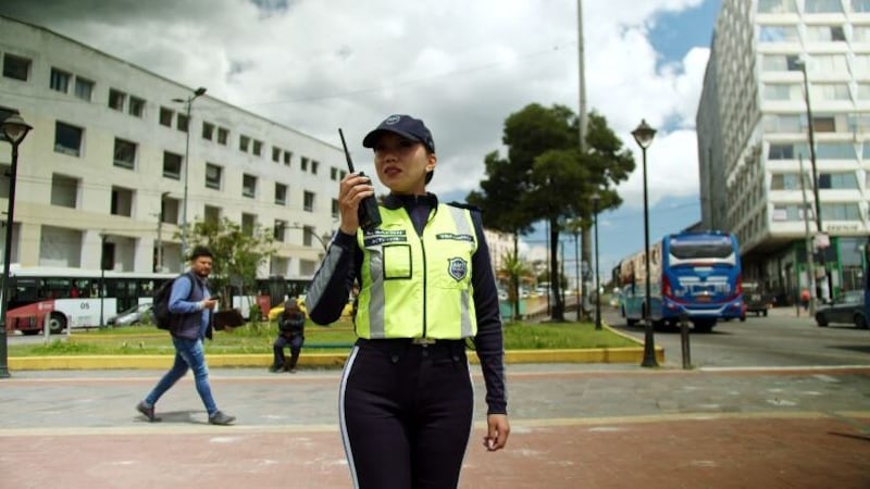 Agente civil de la AMT en unas de las calles del Centro Histórico de Quito. Imagen: AMT