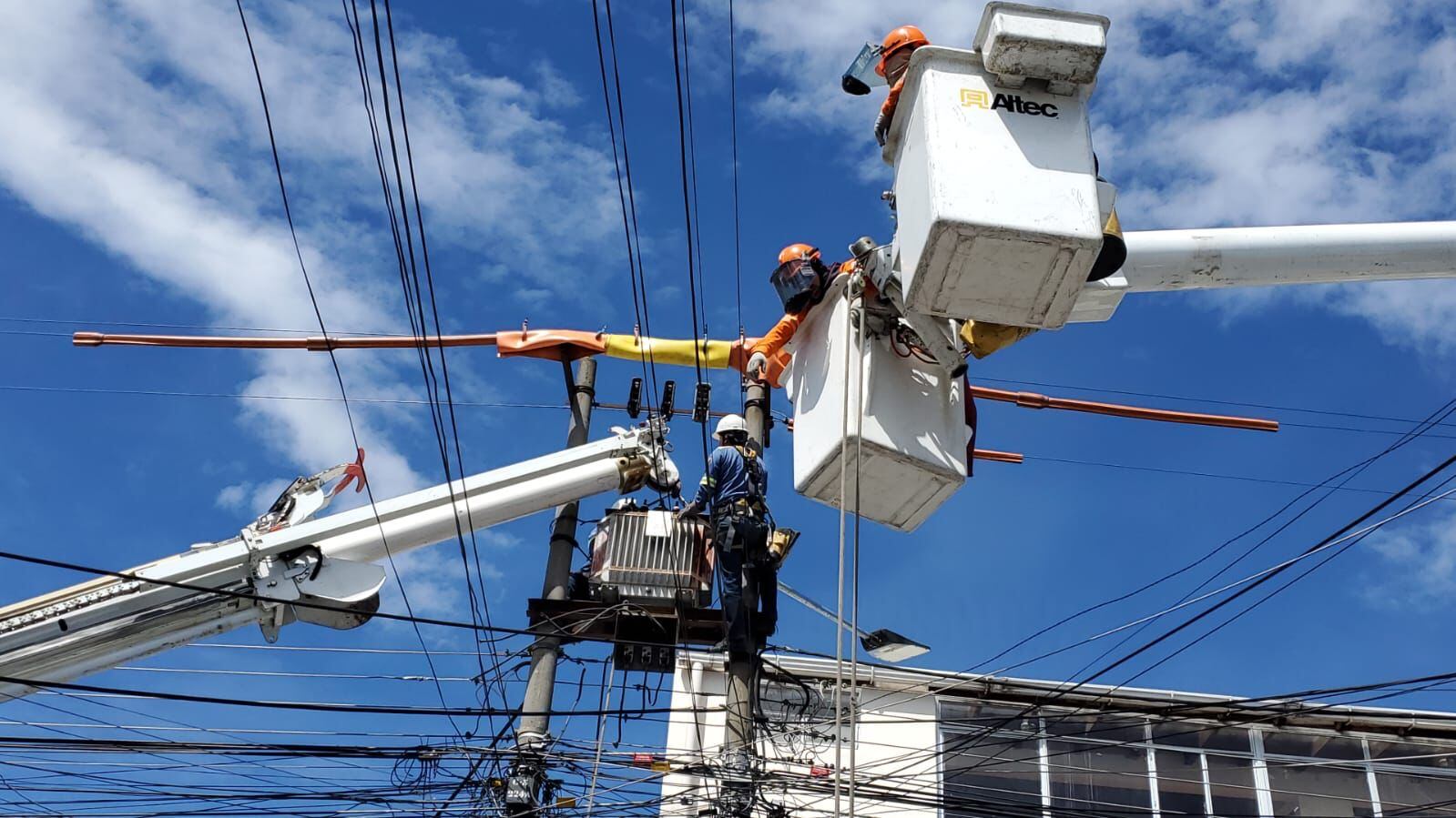 Personal de la Empresa Eléctrica de Quito