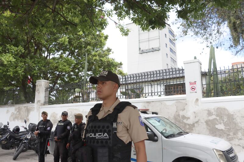 Ambiente en los exteriores de la Embajada de México, luego de la decisión de conceder asilo político al ex Presidente Jorge Glas, por parte del Gobierno de ese país.
Fotos:Rolando Enríquez/API