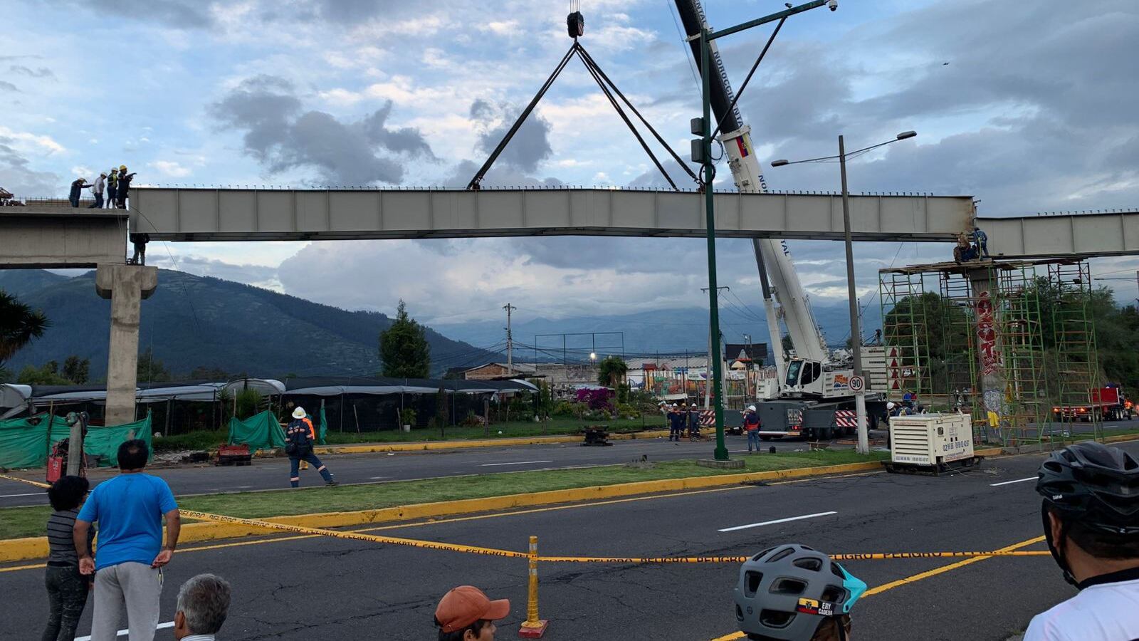 Colocación de las estructuras del paso elevado en el sector del puente 8 de la Autopista General Rumiñahui, que servirá para descongestionar el tránsito en el. Sector de Conocoto y la Armenia.