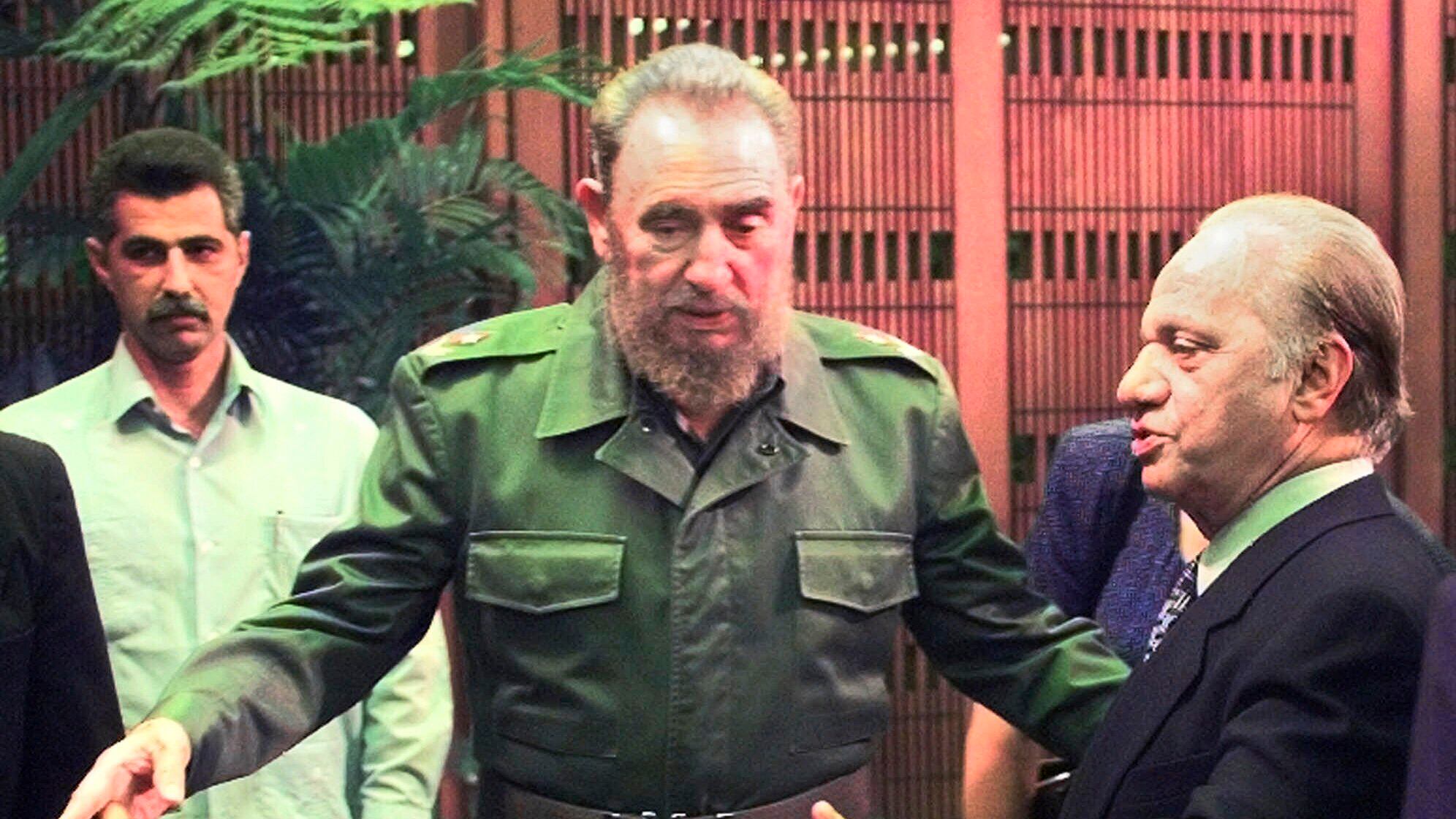 El presidente cubano Fidel Castro saluda al dueño de los Orioles de Baltimore Peter Angelos en el Palacio Nacional de La Habana, el 27 de marzo de 1999.