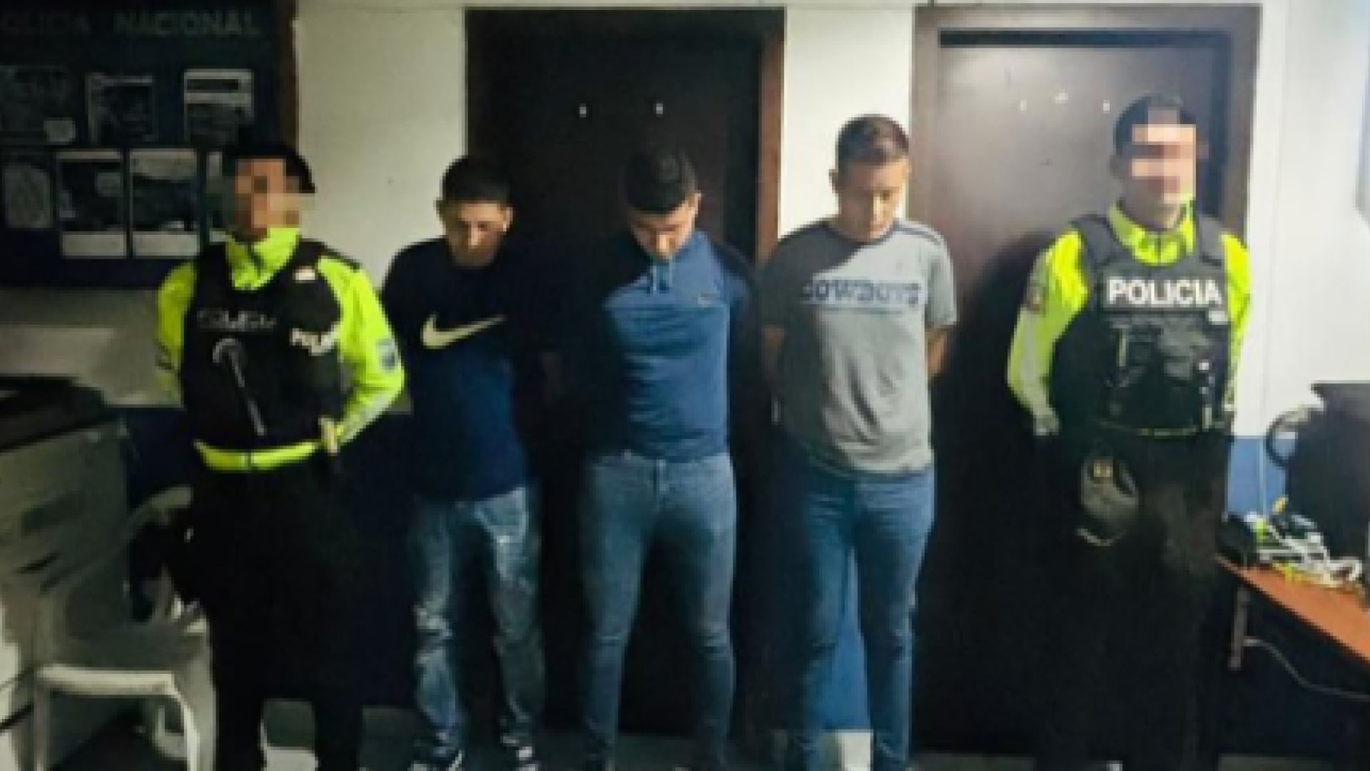 Policías en servicio activo fueron aprehendidos por robo de vehículos; tenían uniformes y armas de dotación en San Miguel de Los Bancos