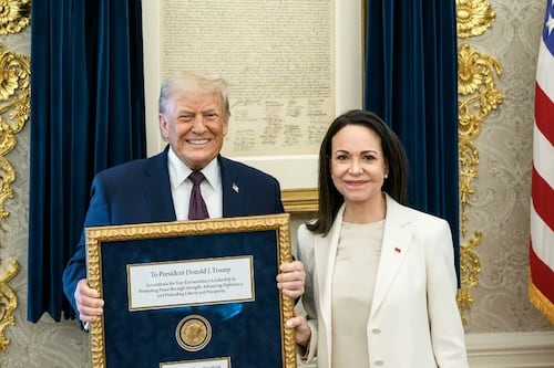 María Corina Machado entregó a Trump la medalla del Nobel enmarcada como “gratitud”