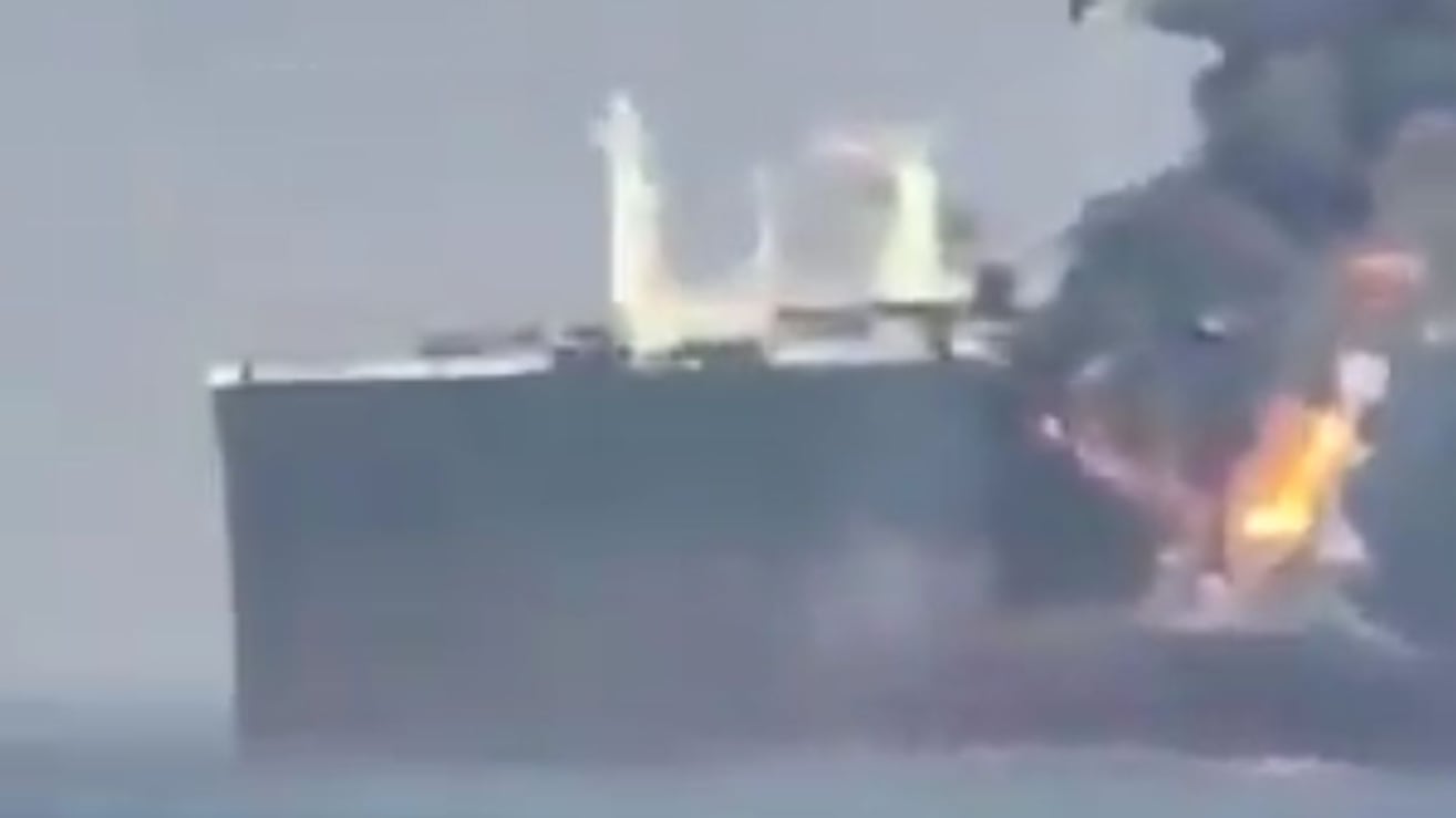 Chocan y se incendian dos buques petroleros en el Estrecho de Ormuz cerca de Irán