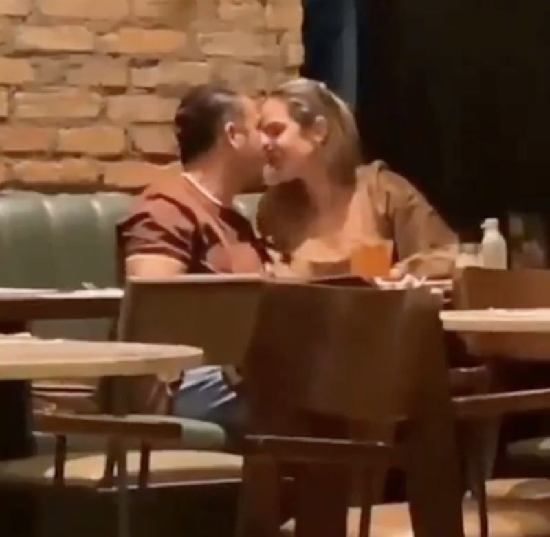 La esposa del político brasileño fue captada en un restaurante con un hombre. Foto:
X @MORRIS80766176