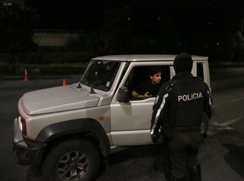 POLICIA TOQUE DE QUEDA EN PICHINCHA