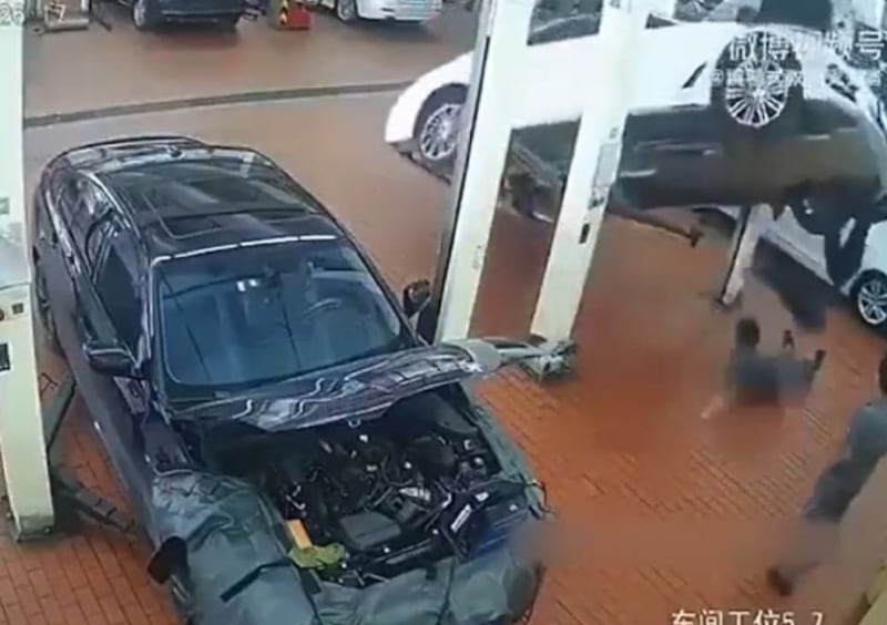 Auto aplasta a mecánico tras un error en el elevador de plataforma en China