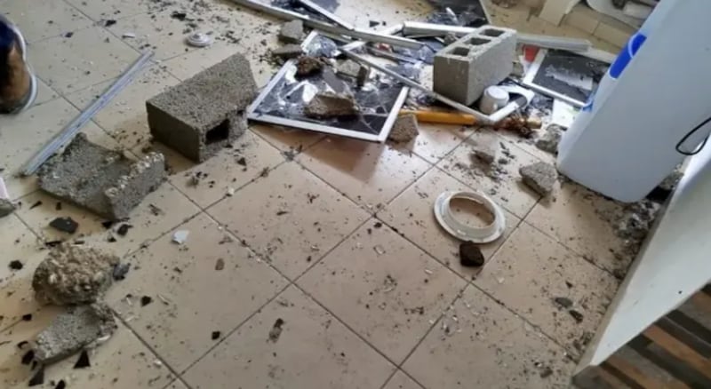 Video muestra agresión de estudiantes a director tras denuncias de acoso sexual