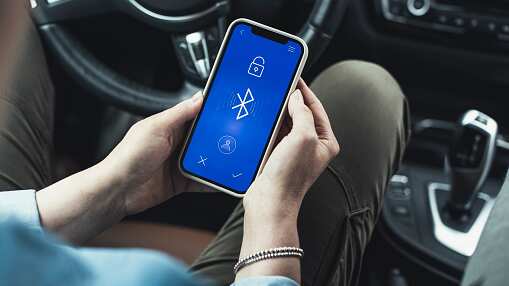 Se enteró que la engañaban por el Bluetooth del auto