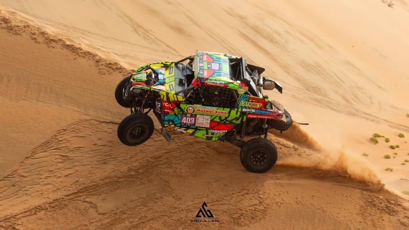 El auto de Guayasamín y su copiloto Acosta trata de estabilizarse en pleno desierto.