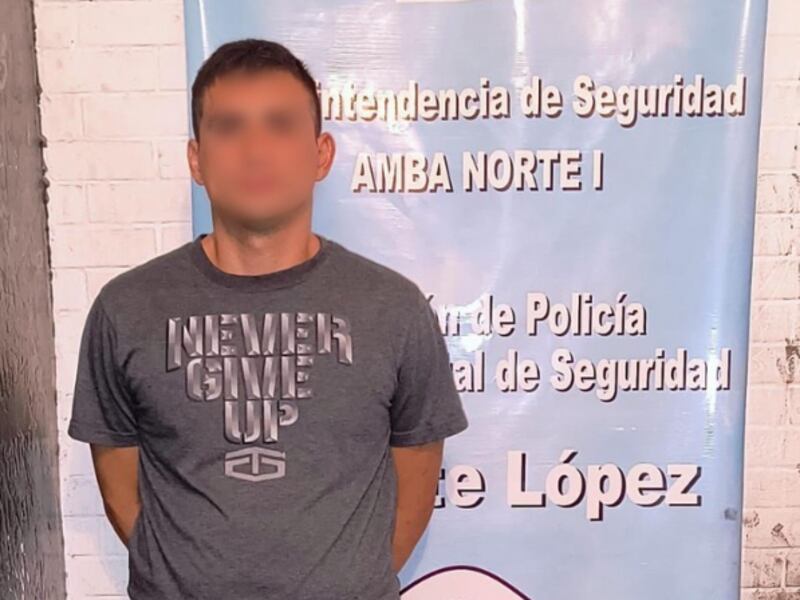 Hombre agredió a una mujer por la espalda con una patada karateca para robarle