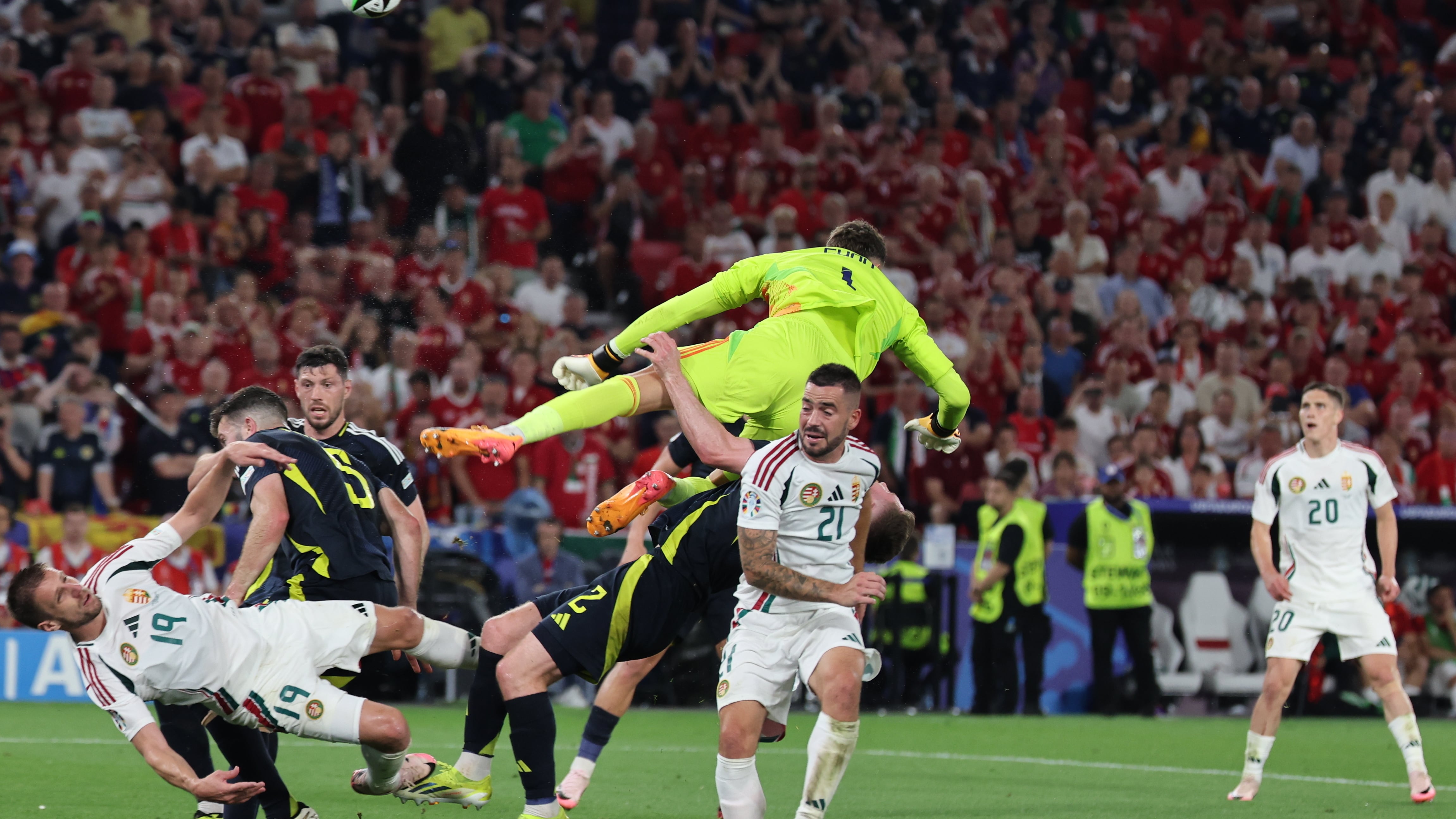 Barnabás Varba fue retiro en camilla de la Eurocopa