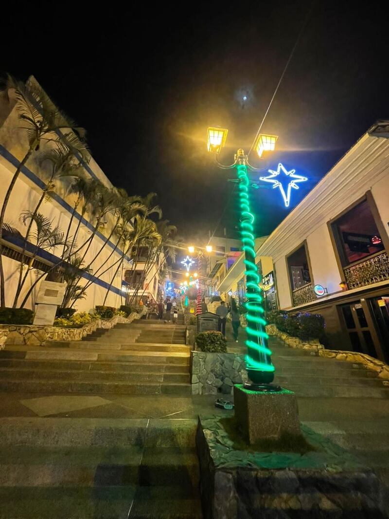 Las escalinatas también luce adornada con motivos como estrellas, copos de nueve, ángeles y árboles de navidad.