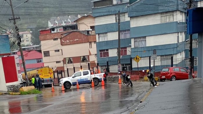 Quito: Accidente en la Av. Mariscal Sucre deja un herido tras choque entre una moto y un tráiler