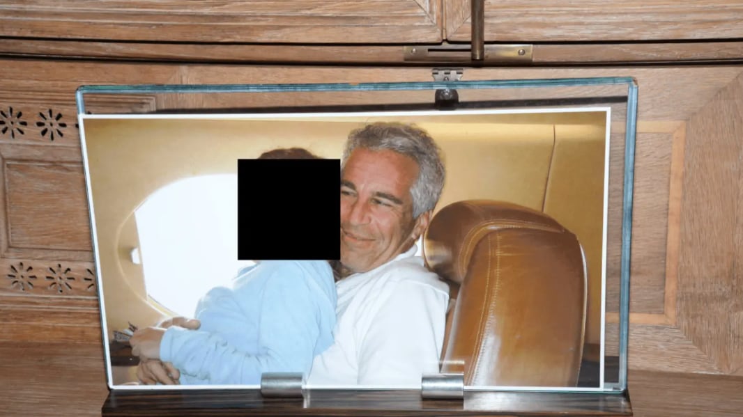 Adolescente acusa a Jeffrey Epstein de haberla usado como “incubadora humana” para un bebé que habría sido secuestrado al nacer