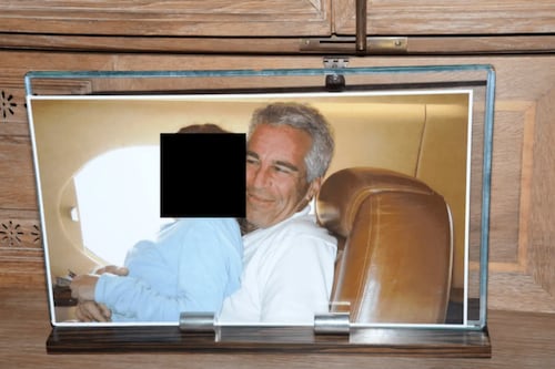 Adolescente acusa a Jeffrey Epstein de haberla usado como “incubadora humana” para un bebé que habría sido secuestrado al nacer