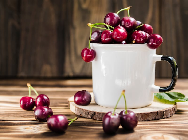 Según la nutrióloga Alejandra Toledo, las cerezas son consideradas un superalimento porque tienen bajo índice glucémico, por lo que son ideales para personas con diabetes o resistencia a la insulina. Foto: Freepik.