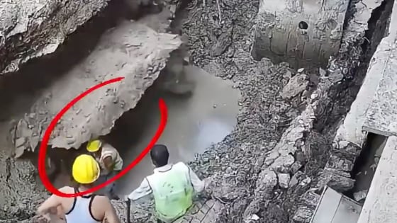 Hombre falleció tras ser sepultado por un desprendimiento de tierra mientras arreglaba una tubería - Fuente: Video de X