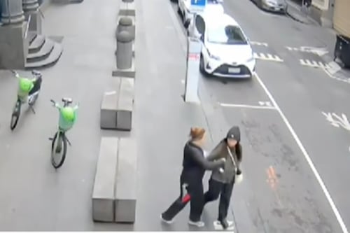 Video: Así fue el brutal ataque con cuchillo contra una mujer en la vía pública