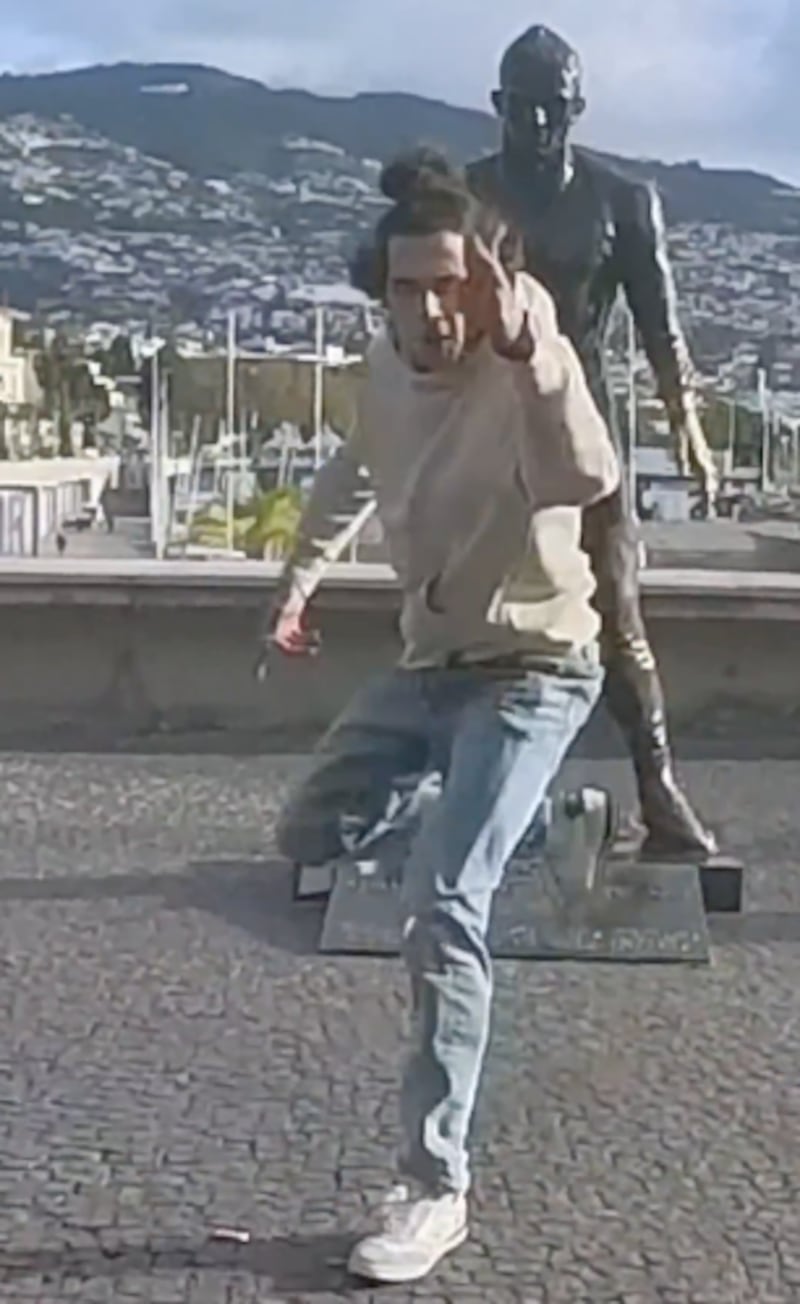 ¡Insólito! influencer incendió la estatua de Cristiano Ronaldo para grabar un video - Fuente: Video de X