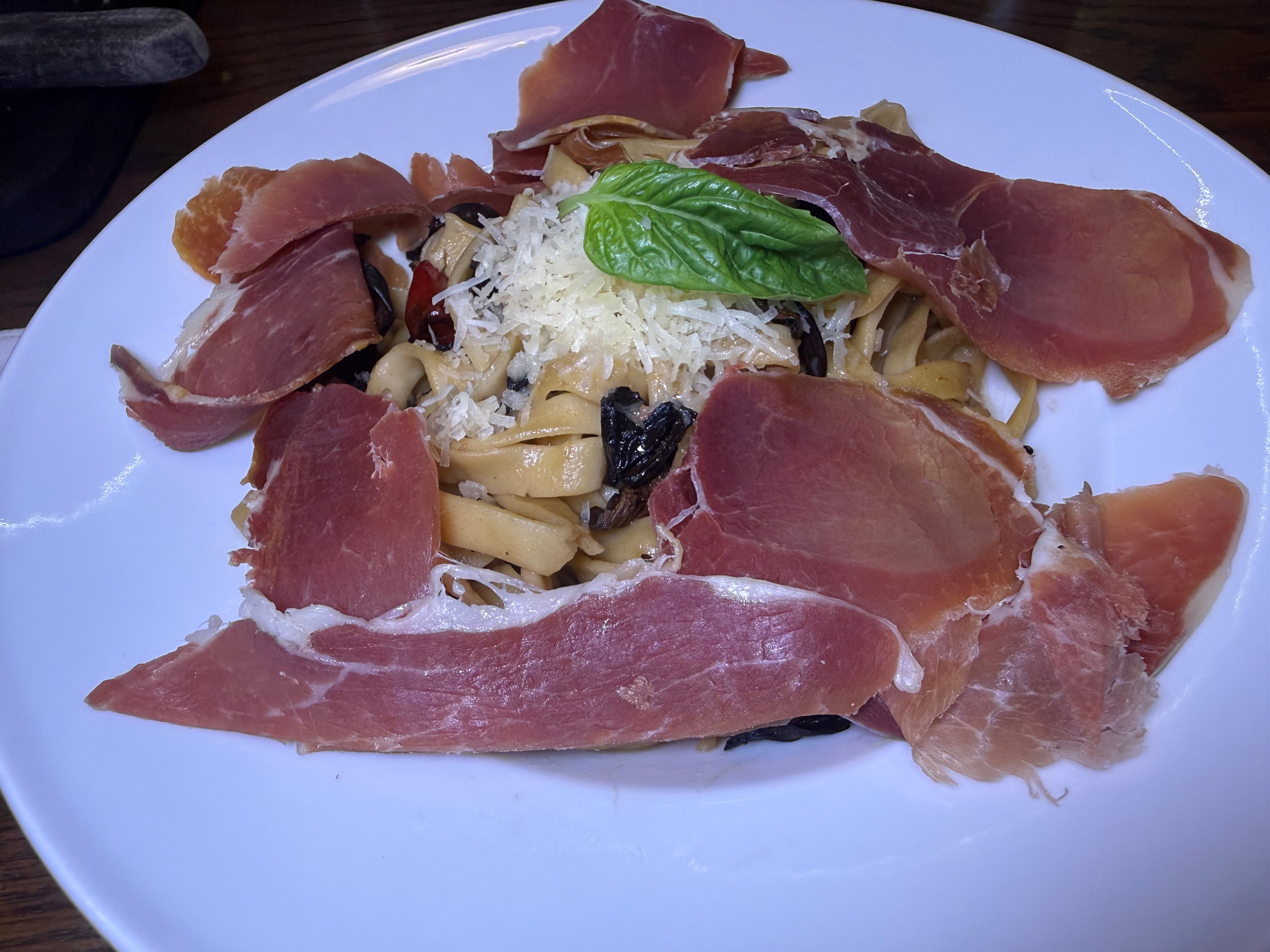 La pasta Di Funghi es la favorita de casa y puedes pedir que le añadan con costo adicional la proteína de tu preferencia: pollo, camarones, arrachera o prosciutto.