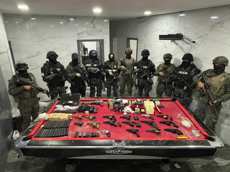 Fotos: Incautan armas, dinero y joyas en casa donde alias ‘Fito’ se escondía en Manta