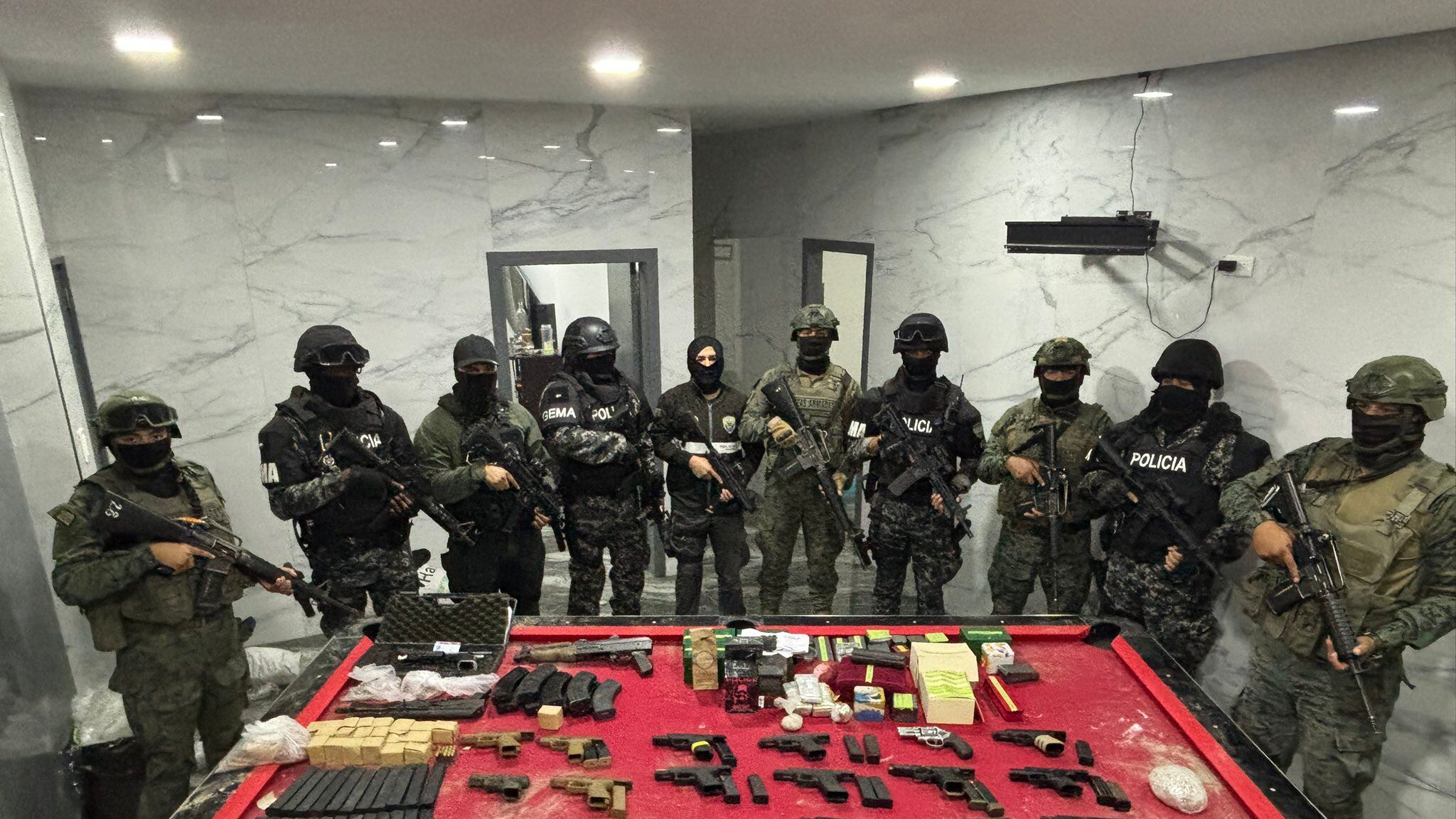 Fotos: Incautan armas, dinero y joyas en casa donde alias ‘Fito’ se escondía en Manta