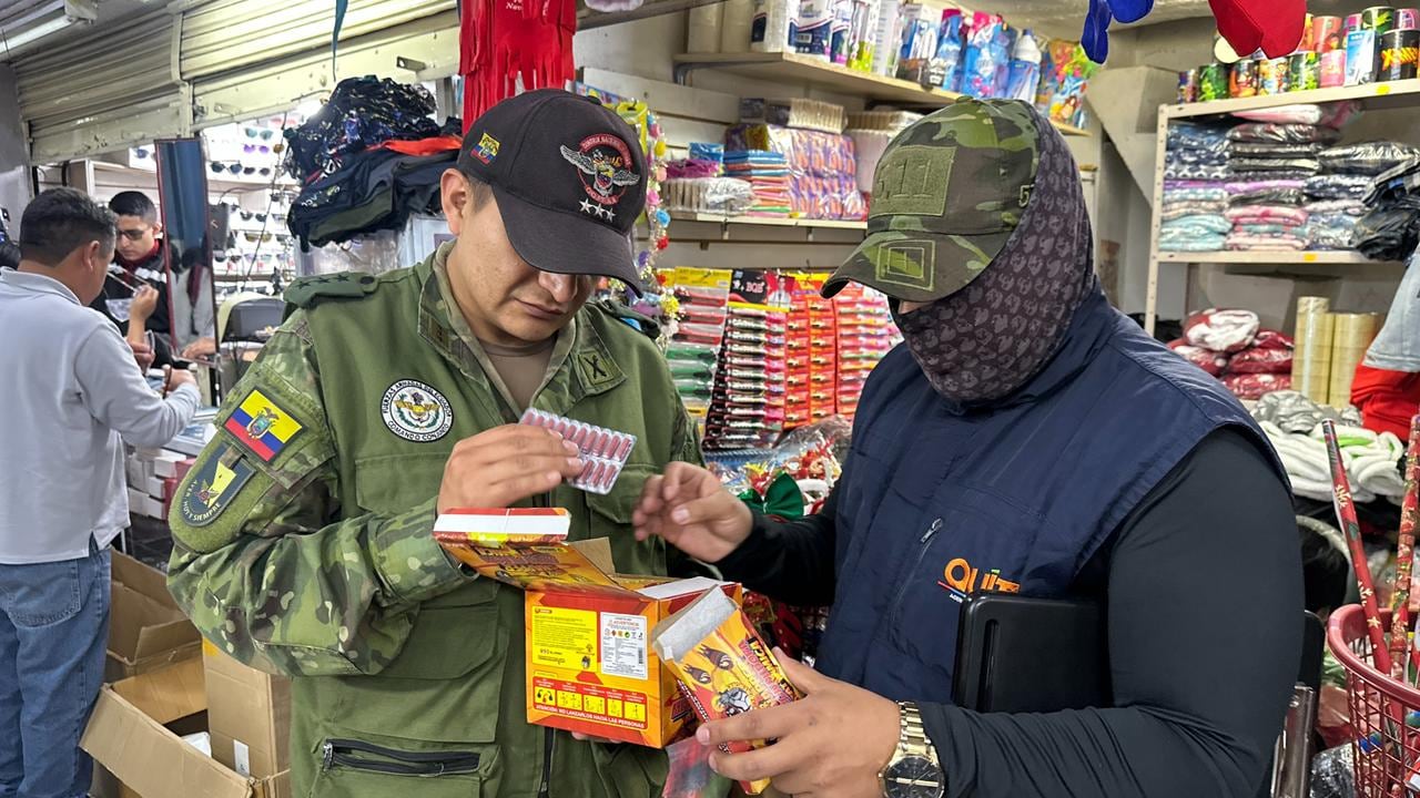 Incautan más de 2.650 elementos pirotécnicos ocultos en un local del centro de Quito. Foto: AMC
