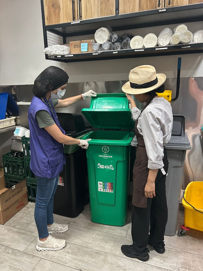 ARCSA revisa el manejo de la basura de los restaurantes en la avenida República de El Salvador por plaga de ratas