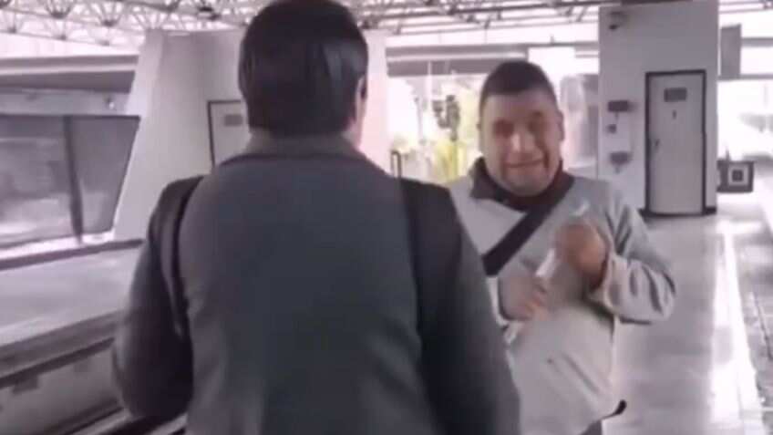 Mujer acusa a persona con discapacidad visual de mirarle el trasero en el Metro de CDMX