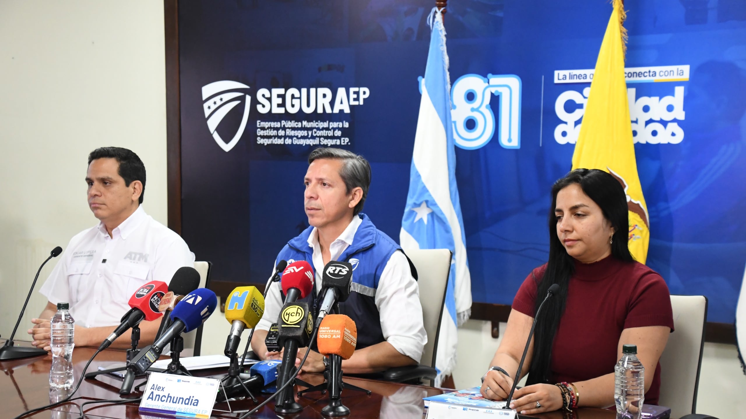 Operadores del centro C5 de Segura EP supervisan el flujo peatonal y vehicular en Guayaquil.