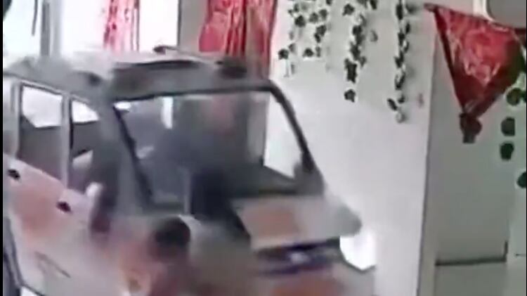 VIDEO: Heroica hermana mayor salva a su hermanito de ser atropellado por un auto fuera de control en China -  Fuente: Video en X
