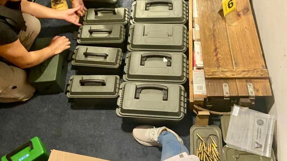 Detienen en flagrancia a abogado de la vicepresidenta Verónica Abad por ‘tenencia no autorizada de municiones’