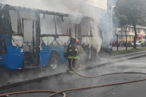 Así quedó el bus que fue incendiado por un conductor en el sur de Quito