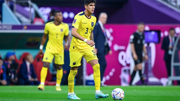 Piero Hincapié con Ecuador ante Qatar