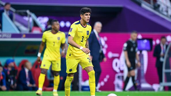 Piero Hincapié con Ecuador ante Qatar