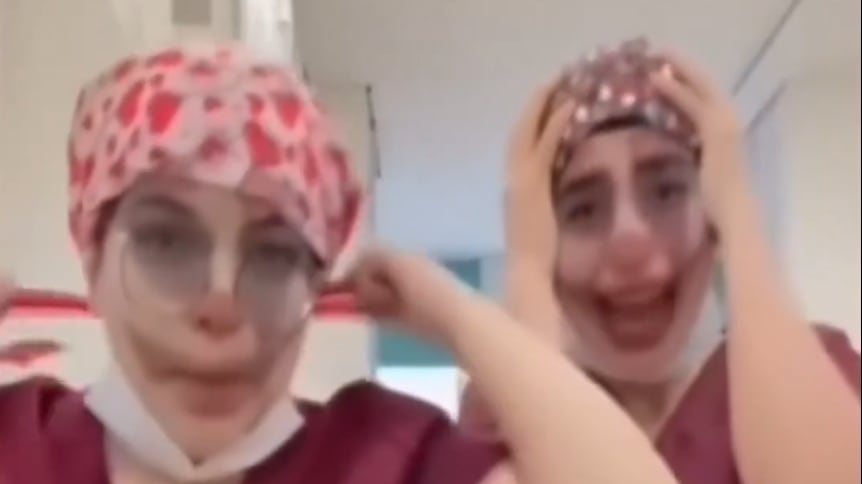 Enfermeras se burlan de su paciente en video - Foto: Video de X