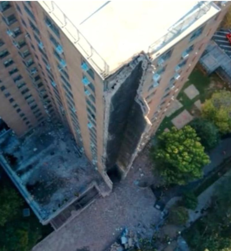 Una esquina del edificio de 20 pisos en el Bronx se derrumbó tras una explosión de gas. Bomberos y policías evacuaron a los residentes mientras evaluaban los daños.