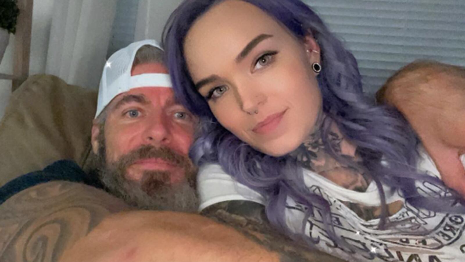 ¿No es incesto? Mujer se hace viral al casarse con su padrastro.