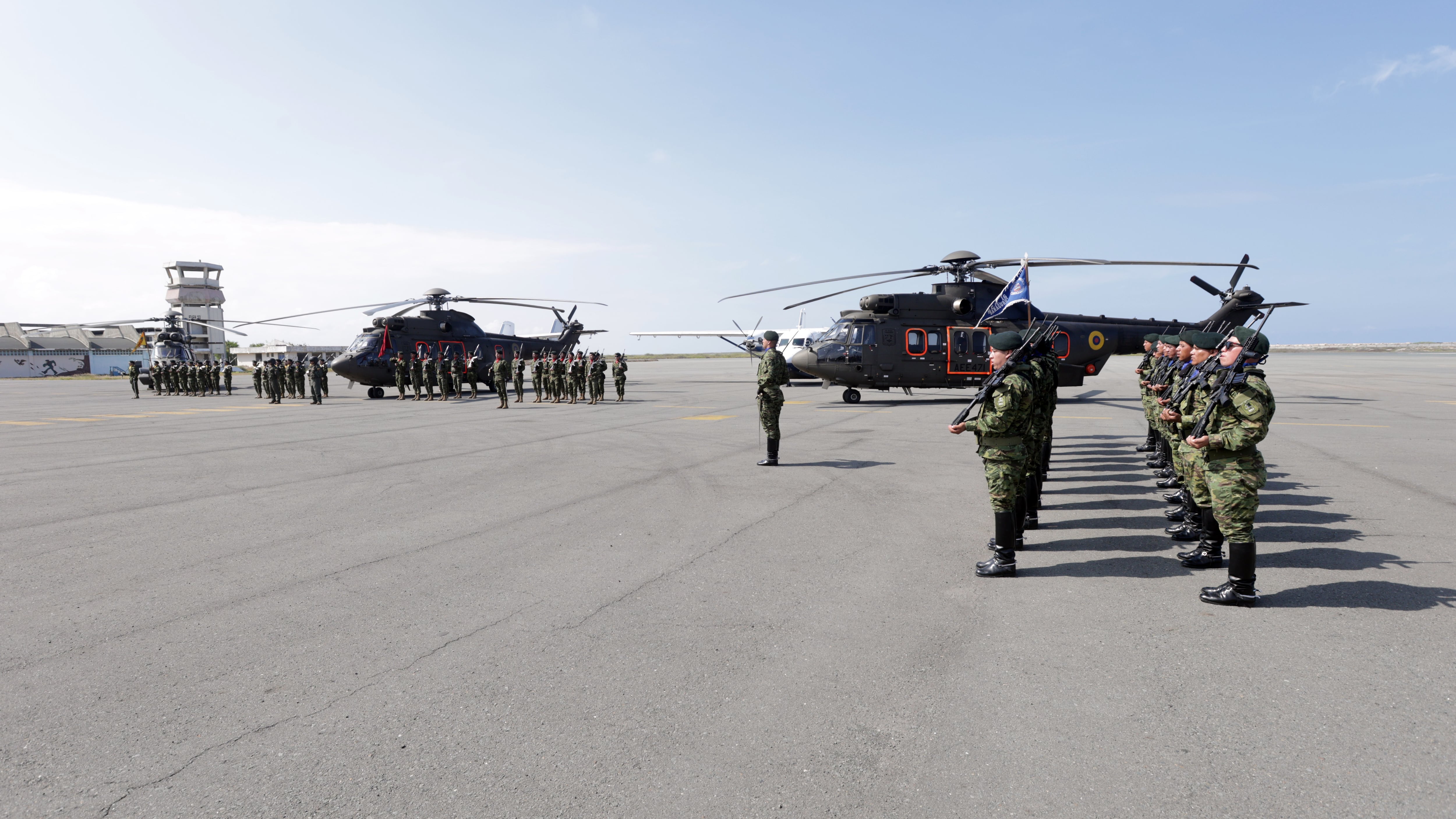El presidente de la República, Daniel Noboa, lideró la entrega de aeronaves destinadas al Ejército Ecuatoriano.