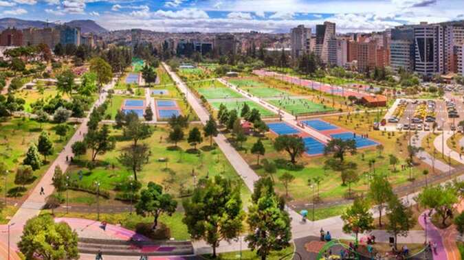 Así hallaron sin vida a un hombre en parque La Carolina, norte de Quito