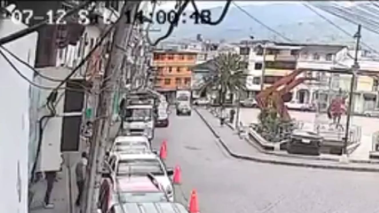 Conductor deja su auto mal estacionado y rueda varios metros en reversa en San Miguel de Bolívar