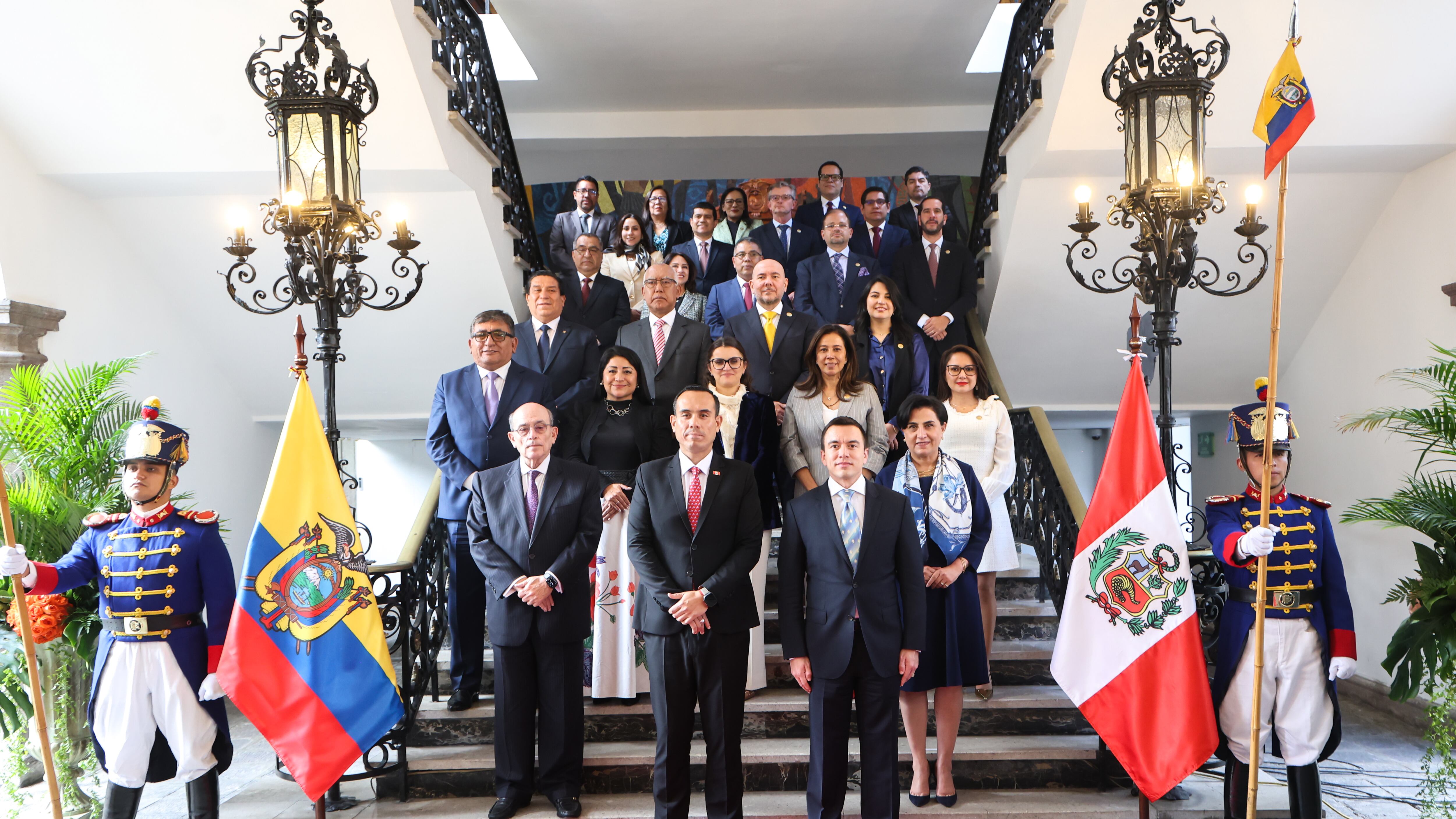 Los presidente de Ecuador y Perú firmaron dieron declaraciones a la prensa en el marco del Encuentro Binacional de Ecuador y Perú .