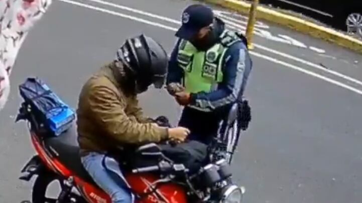 AMT investiga video donde aparece supuesto agente de tránsito recibiendo coimas