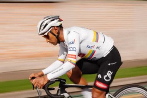 Jhonatan Narváez posee un distintivo que no tiene Richard Carapaz en su jersey